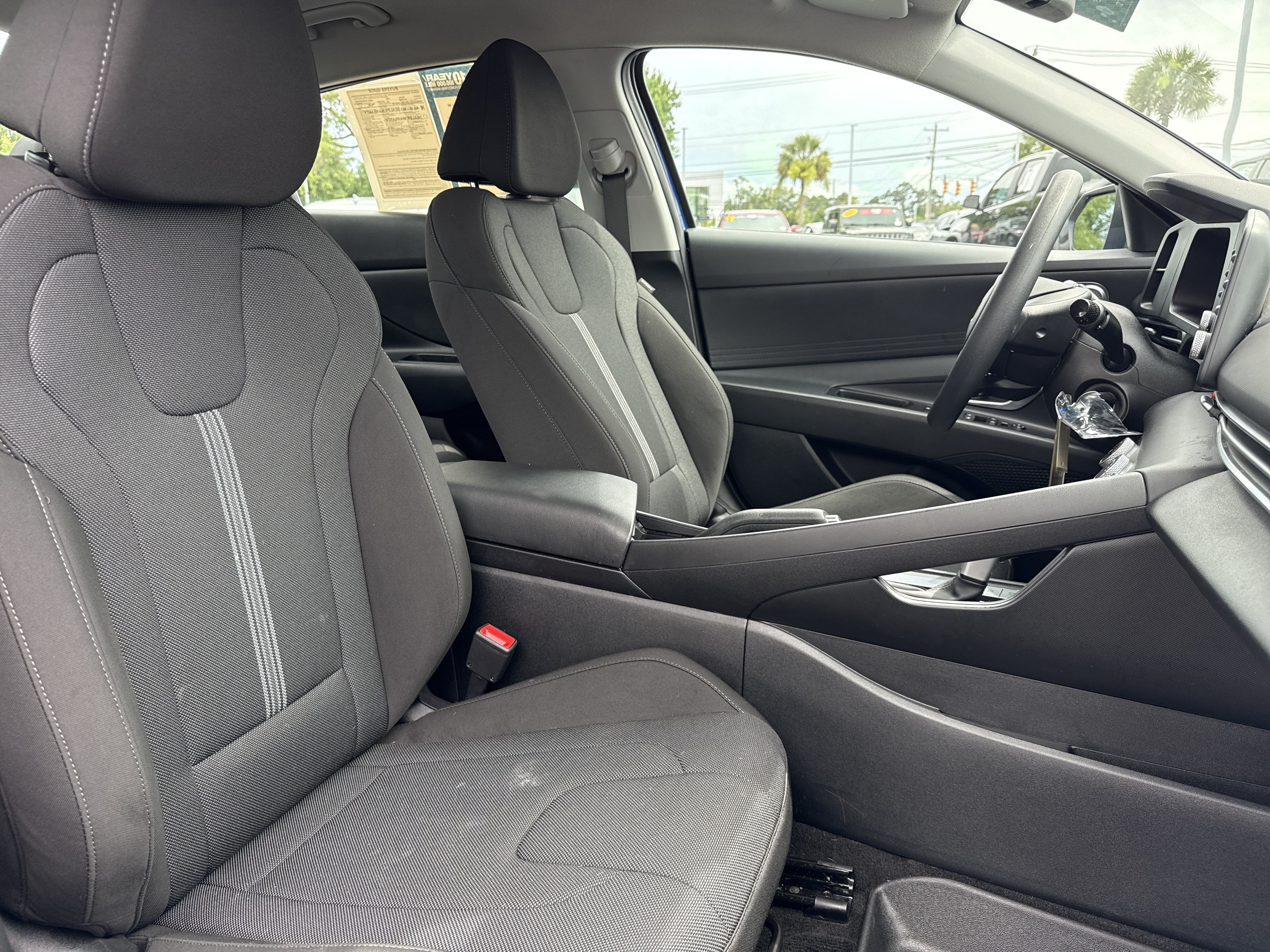Used 2025 Hyundai Elantra SE FWD image 31