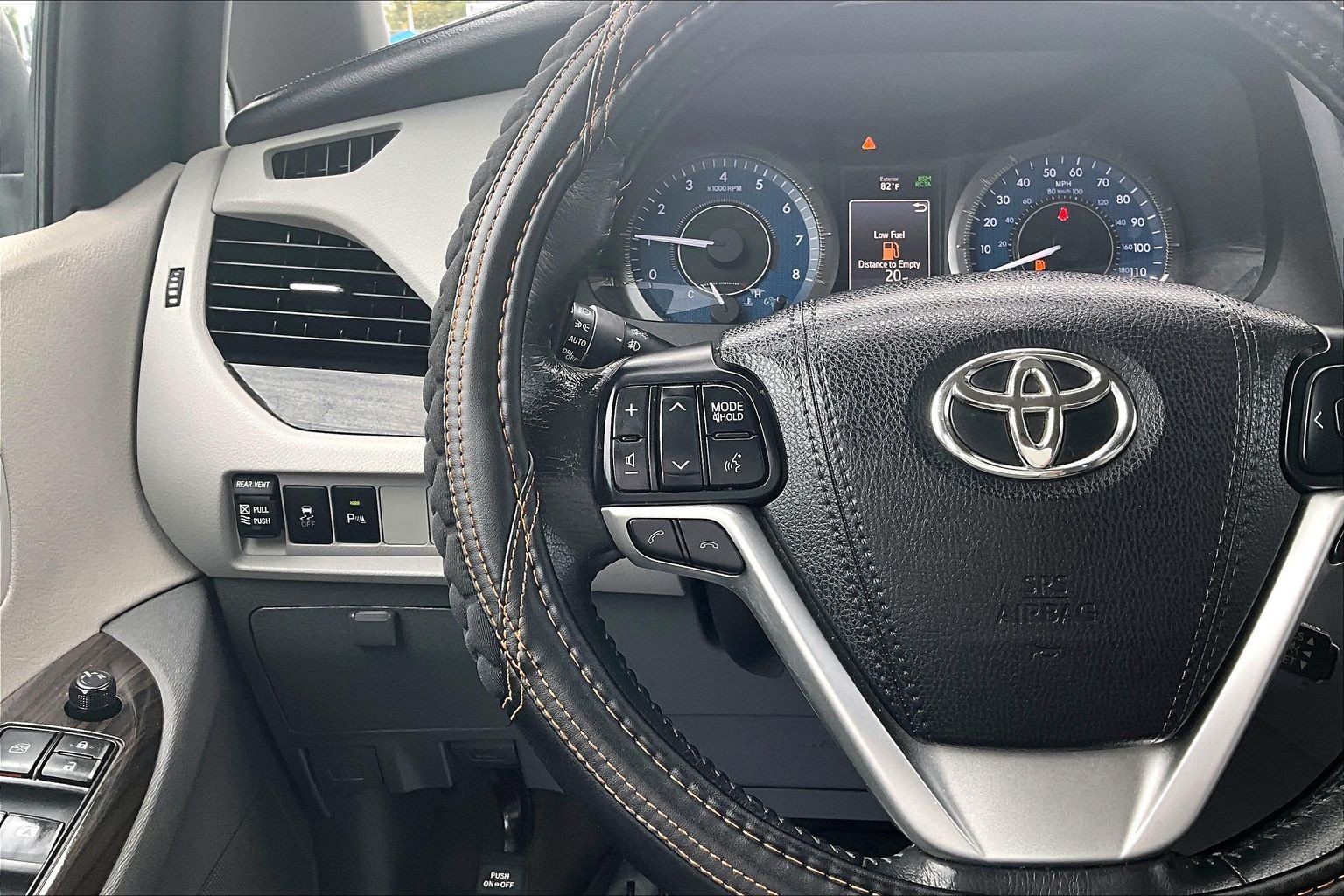 Used 2018 Toyota Sienna XLE w/ XLE Navigation Package FWD image 16