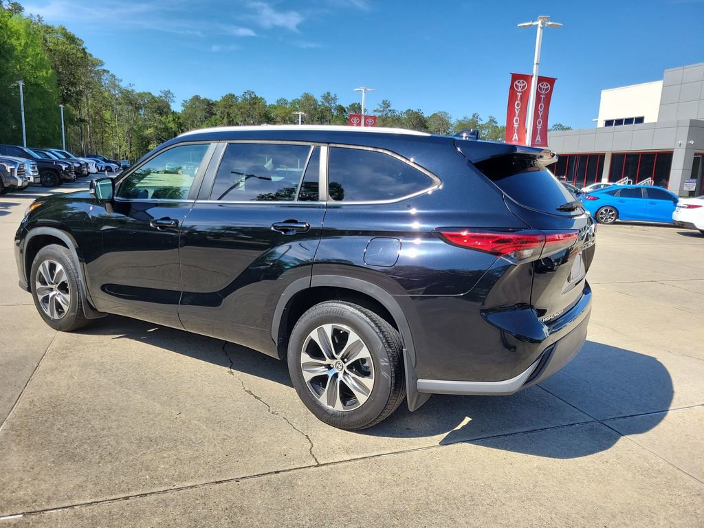 Used 2023 Toyota Highlander XLE FWD image 3
