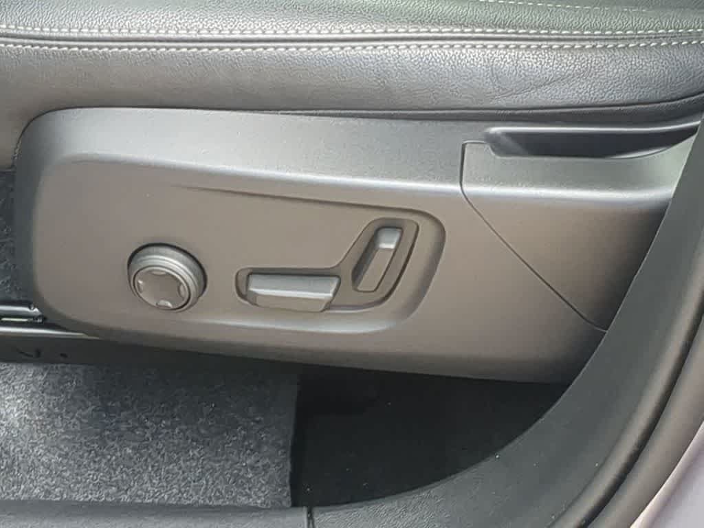 Certified 2026 Volvo XC40 B5 Plus AWD/4WD image 16