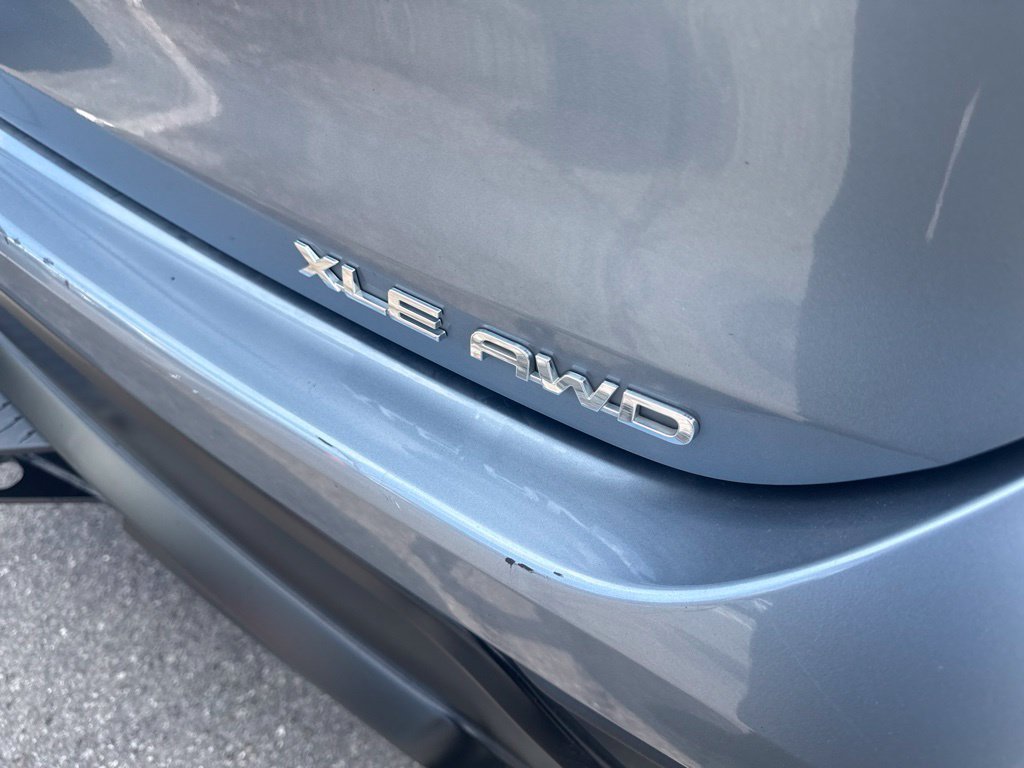 Used 2024 Toyota Highlander XLE AWD/4WD image 6