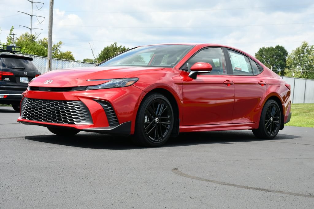 Used 2025 Toyota Camry SE FWD image 3