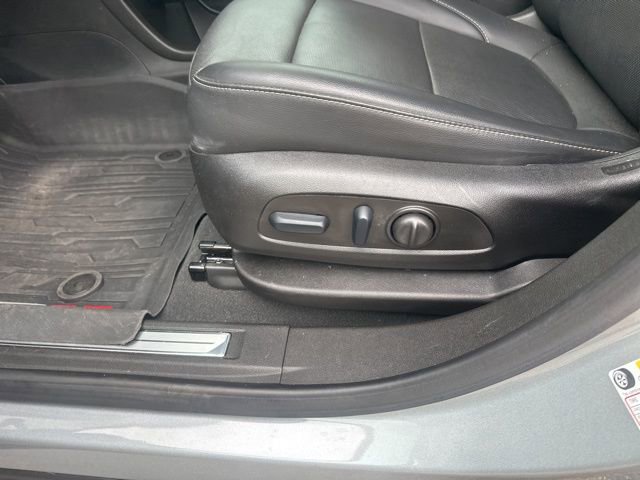 Used 2023 GMC Acadia SLT image 17