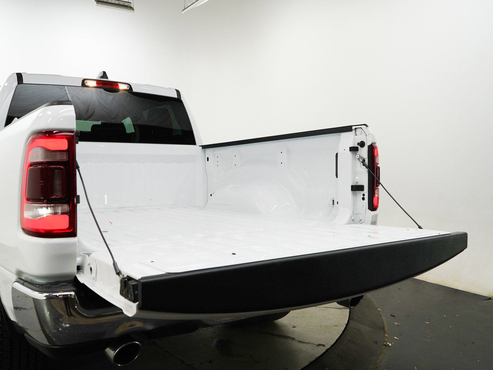 Used 2024 RAM 1500 Laramie AWD/4WD image 17