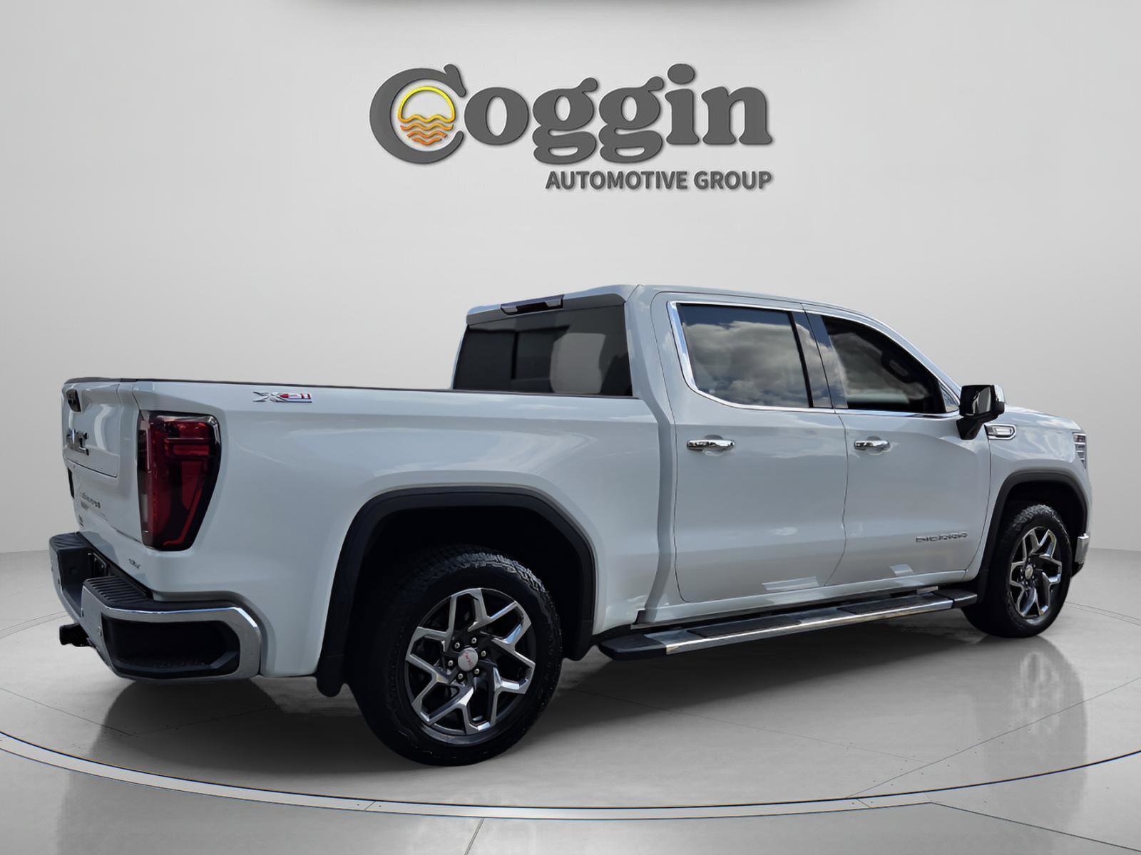 Used 2024 GMC Sierra 1500 SLT w/ SLT Premium Plus Package AWD/4WD image 5