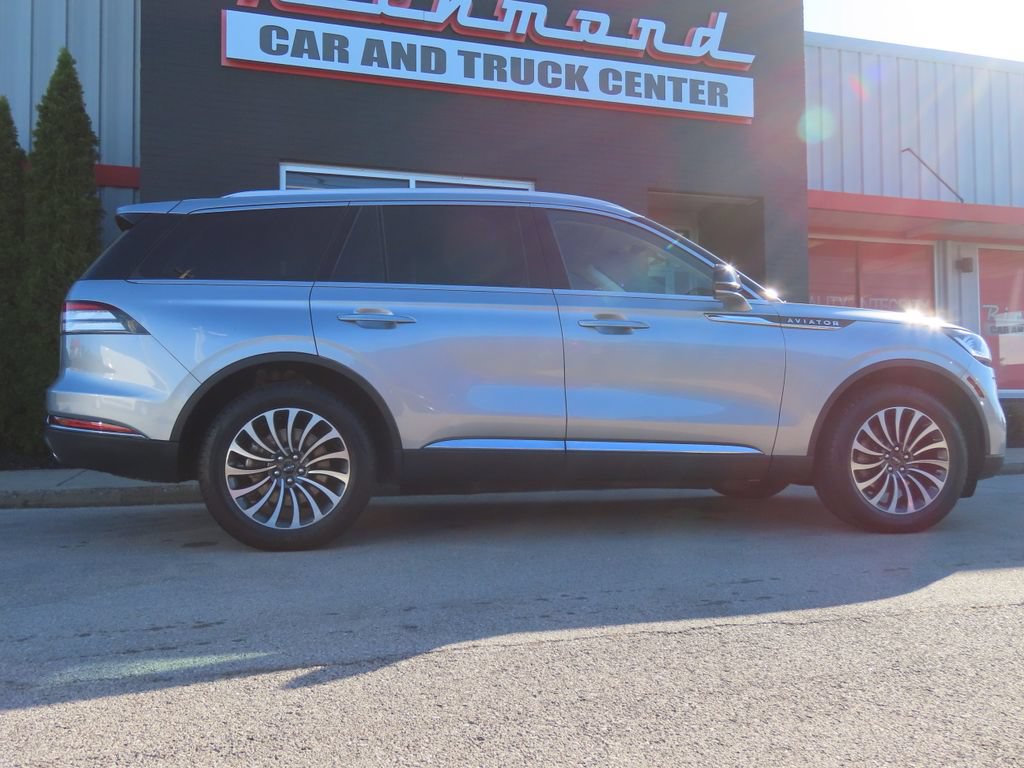 Used 2023 Lincoln Aviator AWD w/ Premium Package image 3