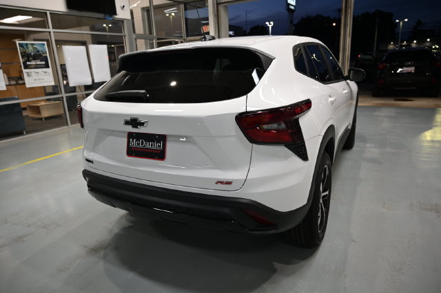 New 2026 Chevrolet Trax RS w/ Sunroof Package FWD image 5