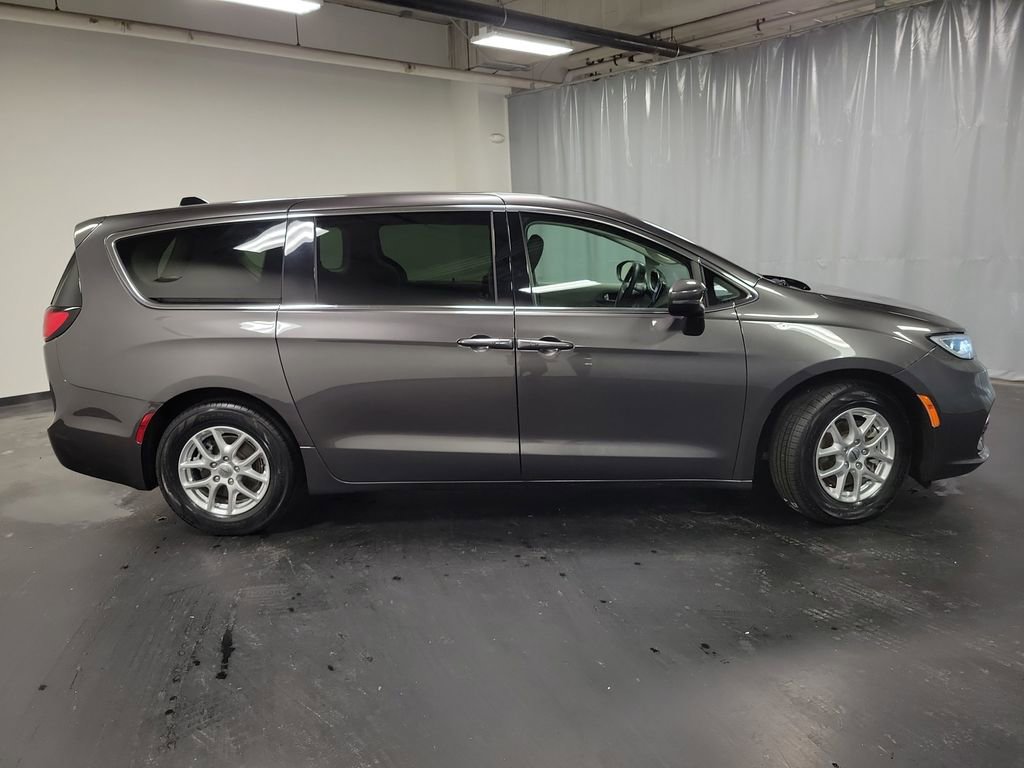 Used 2023 Chrysler Pacifica Touring-L image 9
