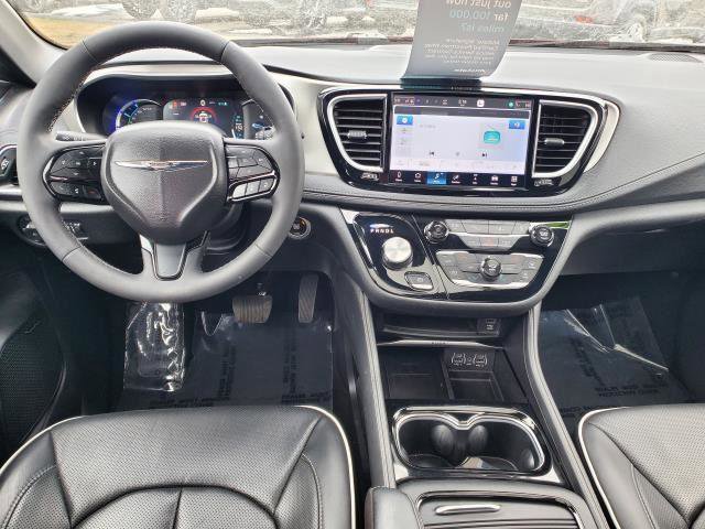 Used 2024 Chrysler Pacifica Premium image 25