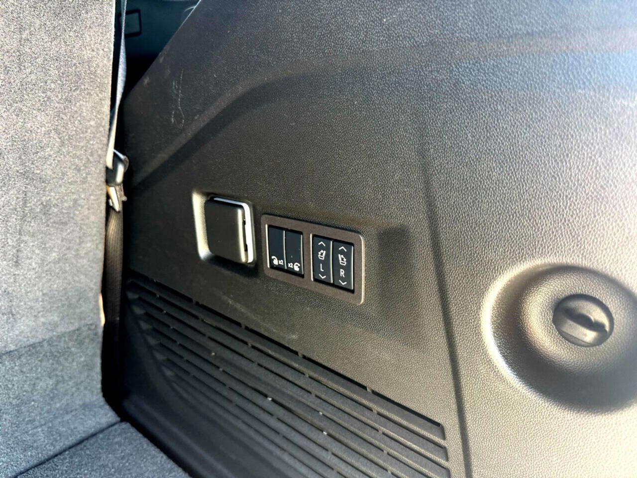 Used 2024 Chevrolet Tahoe Premier w/ Premium Package image 21