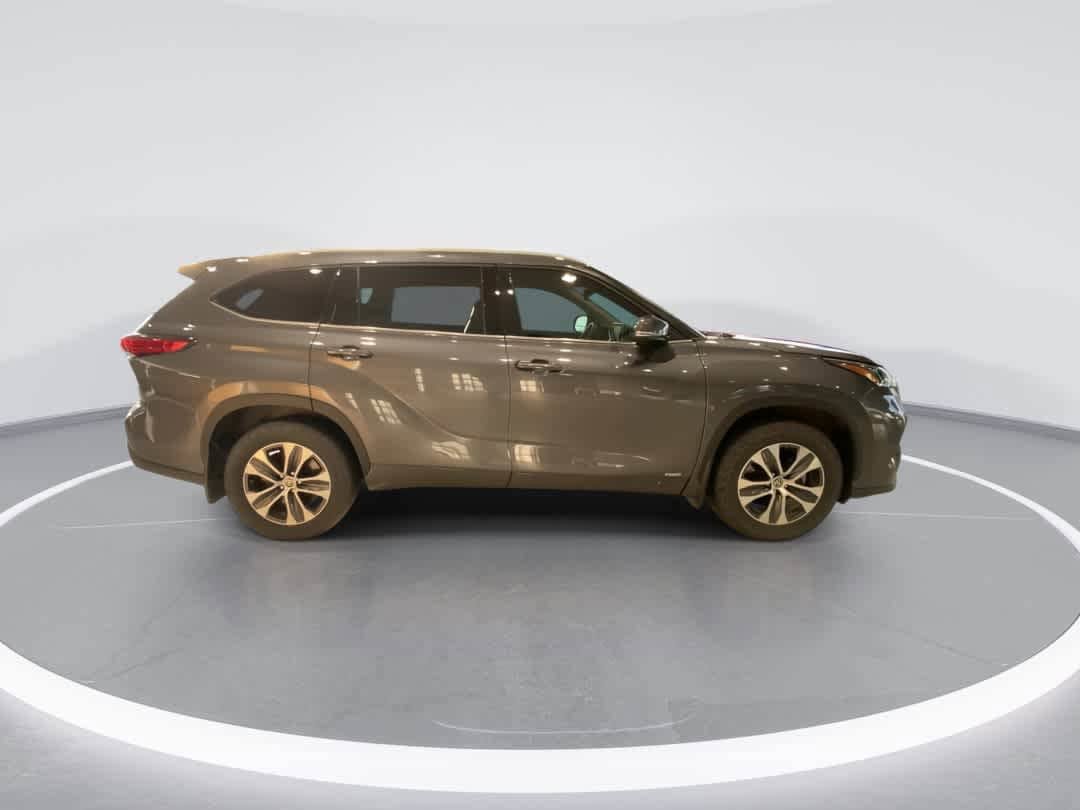 Used 2022 Toyota Highlander XLE AWD/4WD image 9