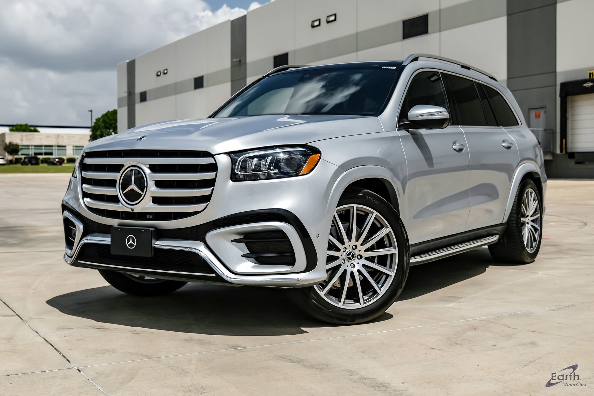 Used 2025 Mercedes-Benz GLS 580 4MATIC image 5