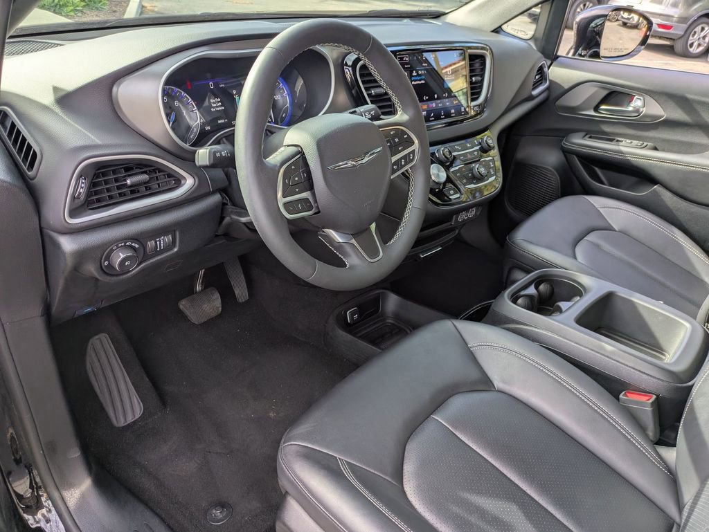 Used 2025 Chrysler Pacifica Select image 17