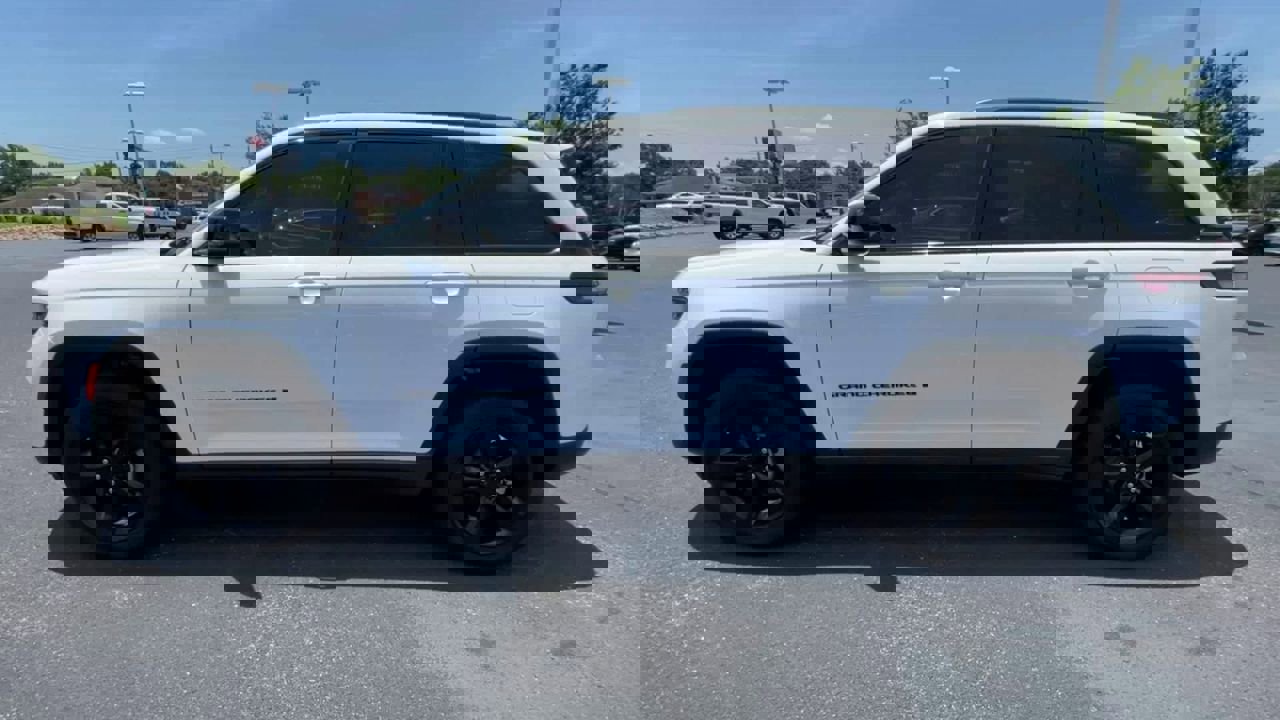 Used 2023 Jeep Grand Cherokee Altitude image 5