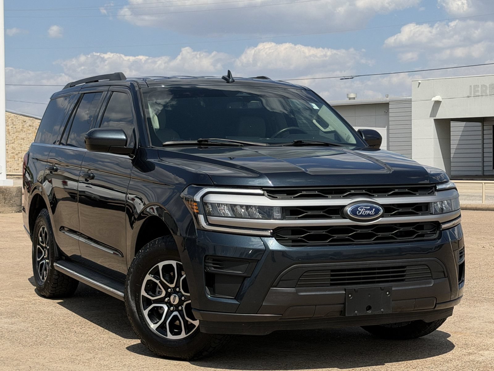 Used 2022 Ford Expedition XLT RWD image 2