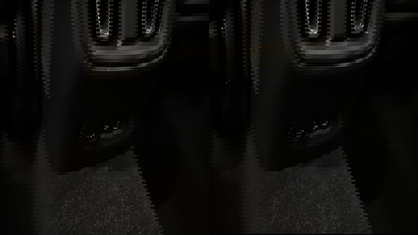 Used 2023 Volvo C40 P8 Recharge Ultimate image 28