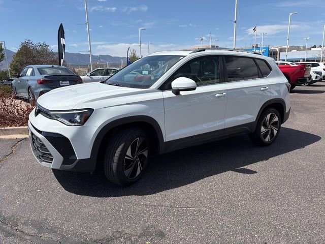 Used 2025 Volkswagen Taos SE AWD/4WD image 3