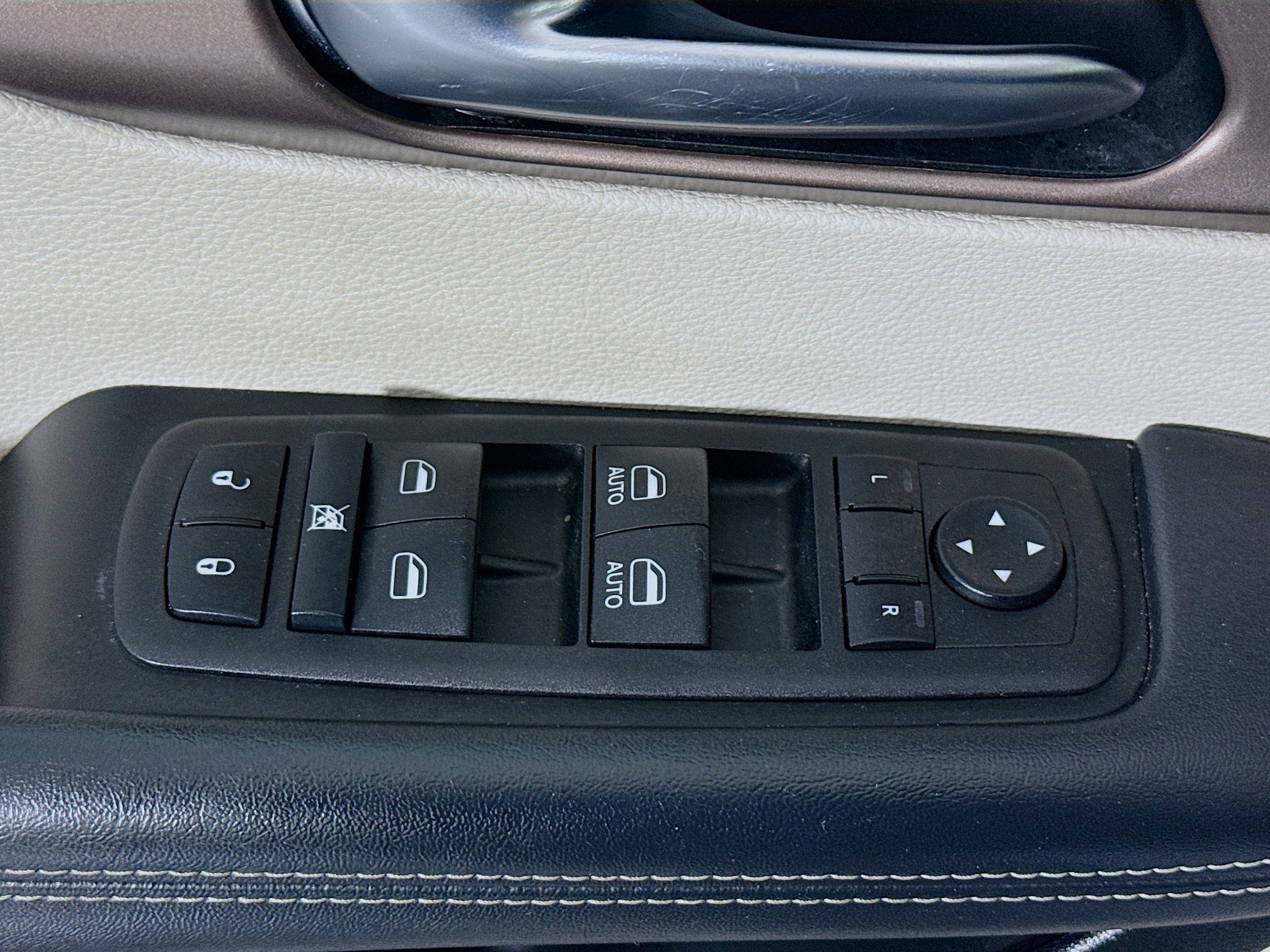 Used 2023 Chrysler Voyager LX FWD image 24