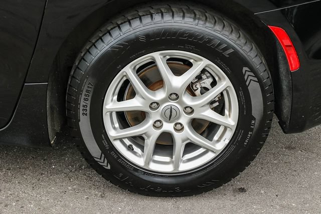 Used 2024 Chrysler Pacifica Touring-L FWD image 8