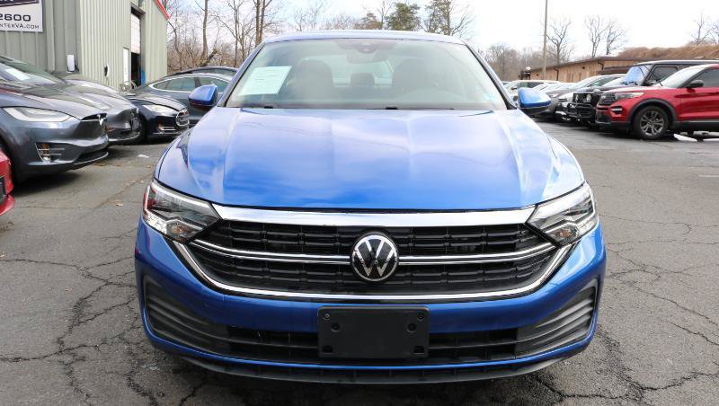 Used 2024 Volkswagen Jetta SE FWD image 2