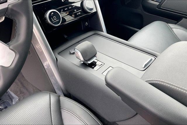 Used 2025 Land Rover Discovery Dynamic SE image 17