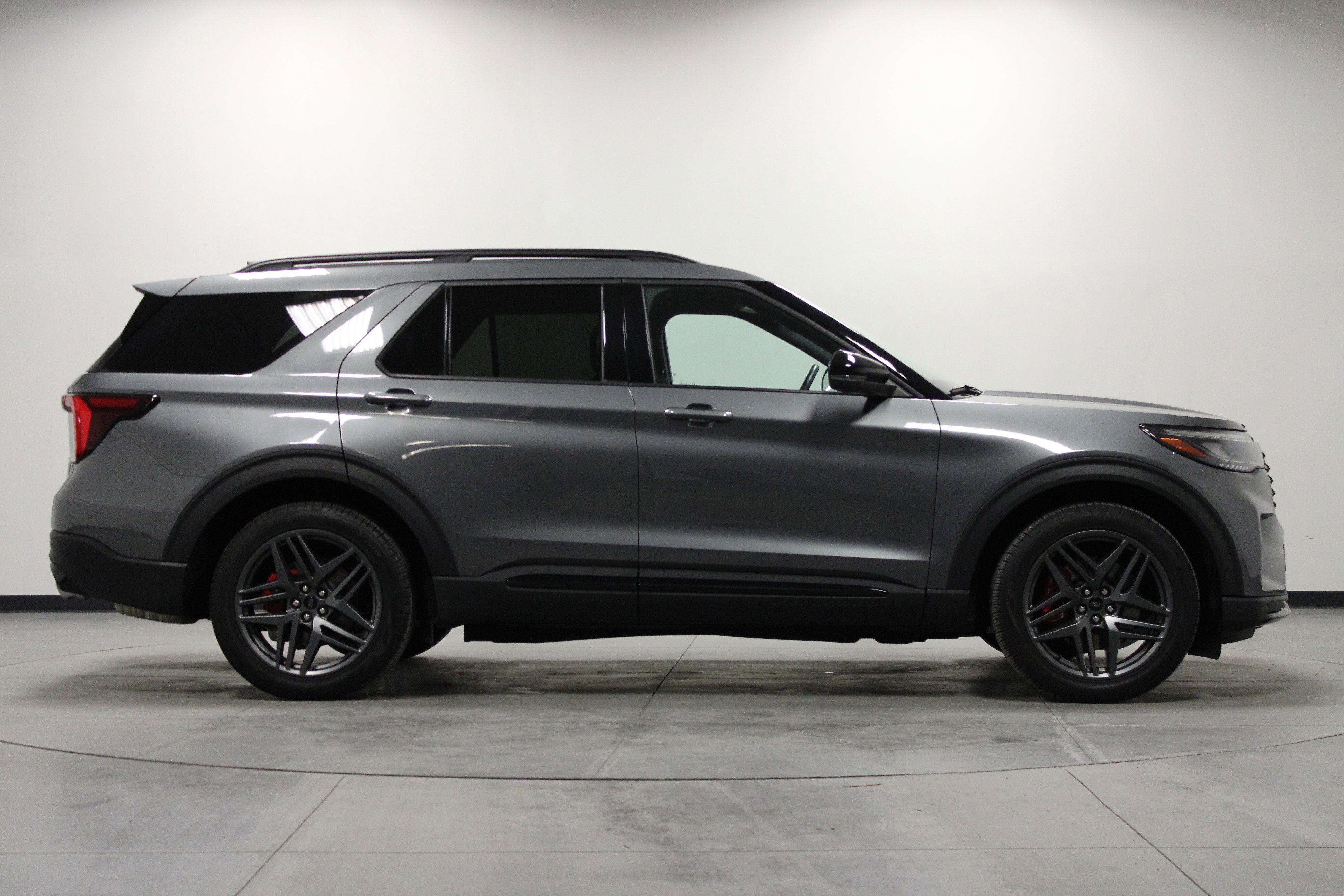 Used 2025 Ford Explorer ST image 3