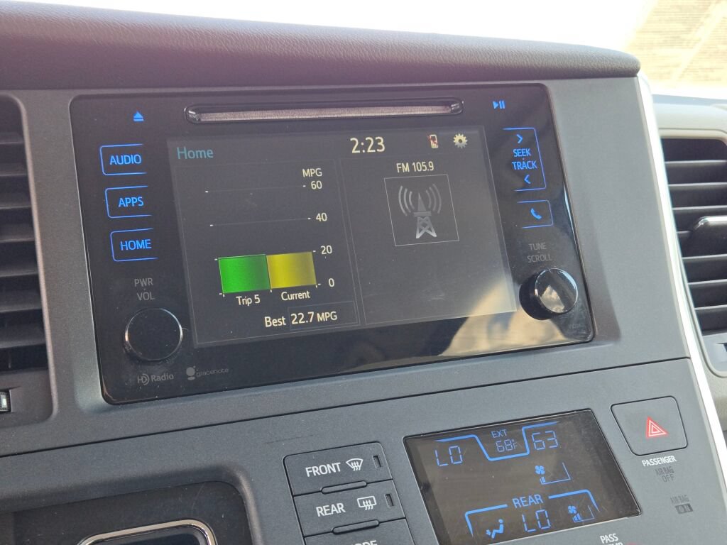 Used 2015 Toyota Sienna LE FWD image 24