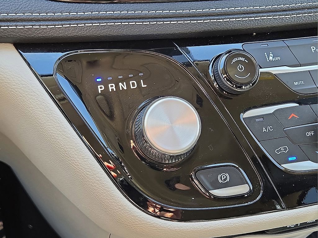 Used 2024 Chrysler Pacifica Select image 30