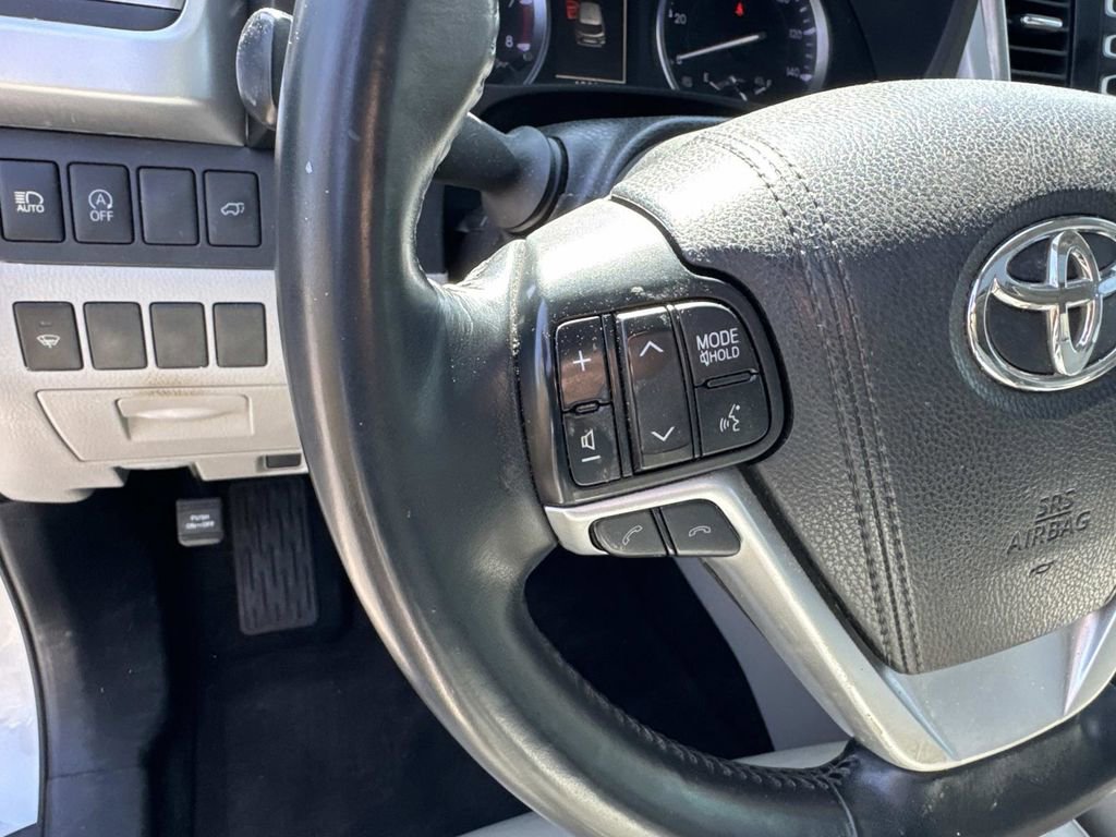 Used 2018 Toyota Highlander XLE image 19