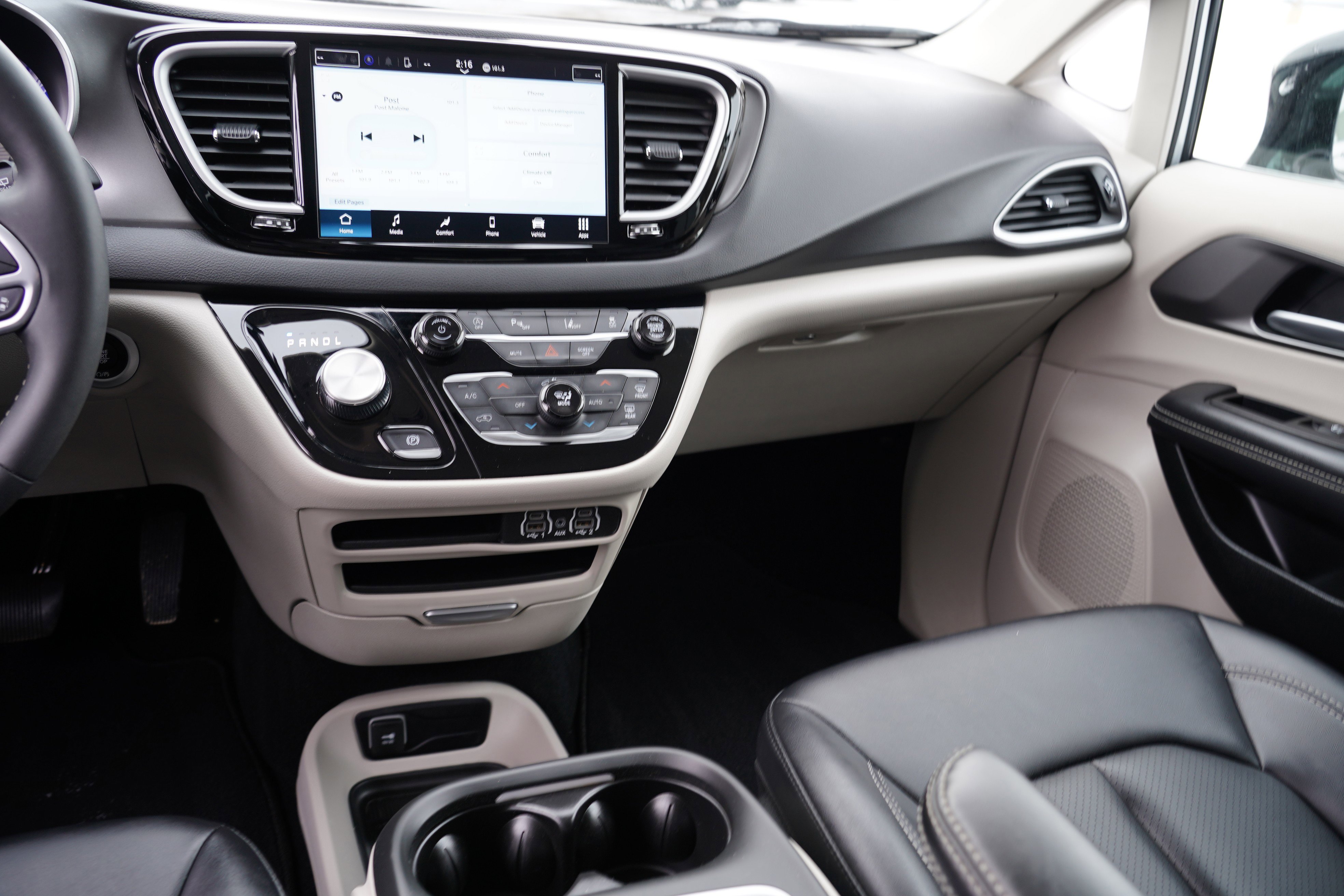 Used 2024 Chrysler Pacifica Touring-L FWD image 25