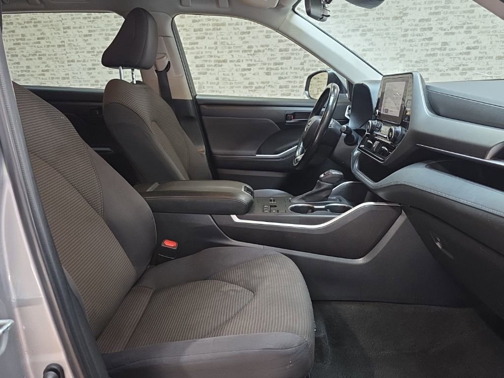 Used 2023 Toyota Highlander LE image 9