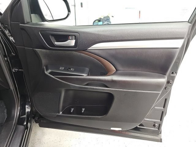 Used 2016 Toyota Highlander XLE AWD/4WD image 38