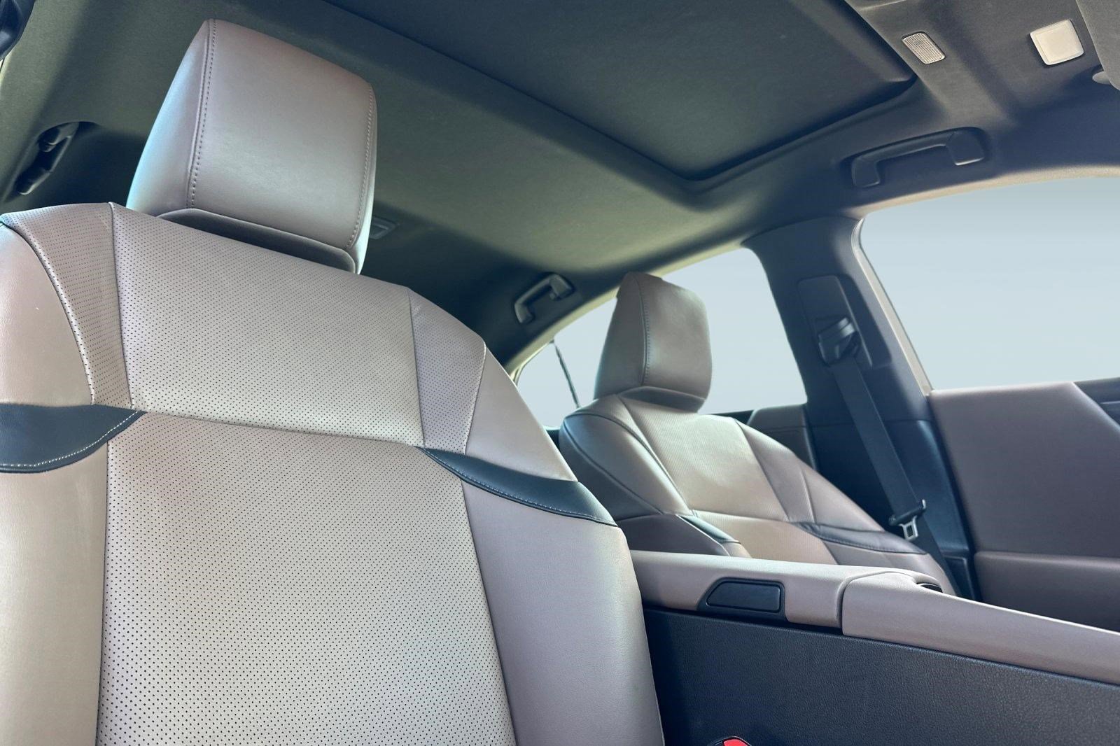 Used 2025 Lexus ES 300h w/ Premium Package image 31