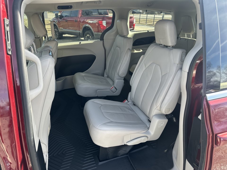 Used 2017 Chrysler Pacifica Touring-L Plus w/ Advanced Safetytec Group FWD image 18