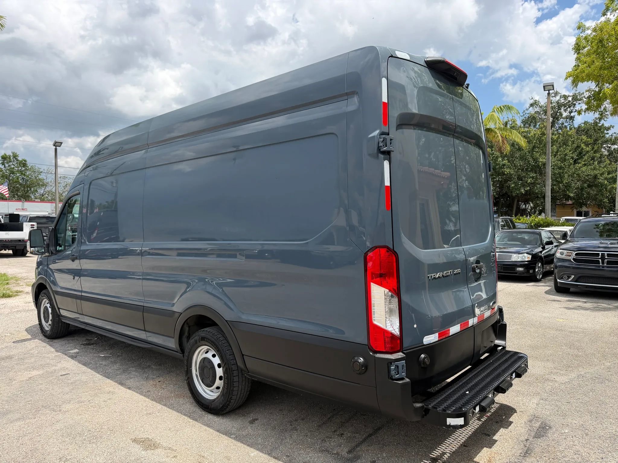 Used 2020 Ford Transit 250 148 High Roof Extended RWD image 3