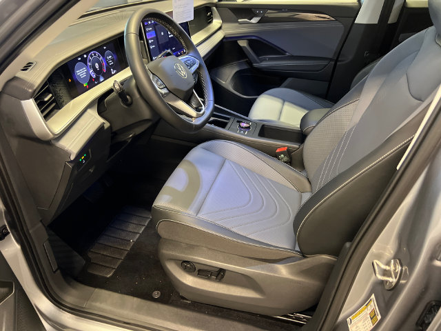 Used 2025 Volkswagen Tiguan SE FWD image 7