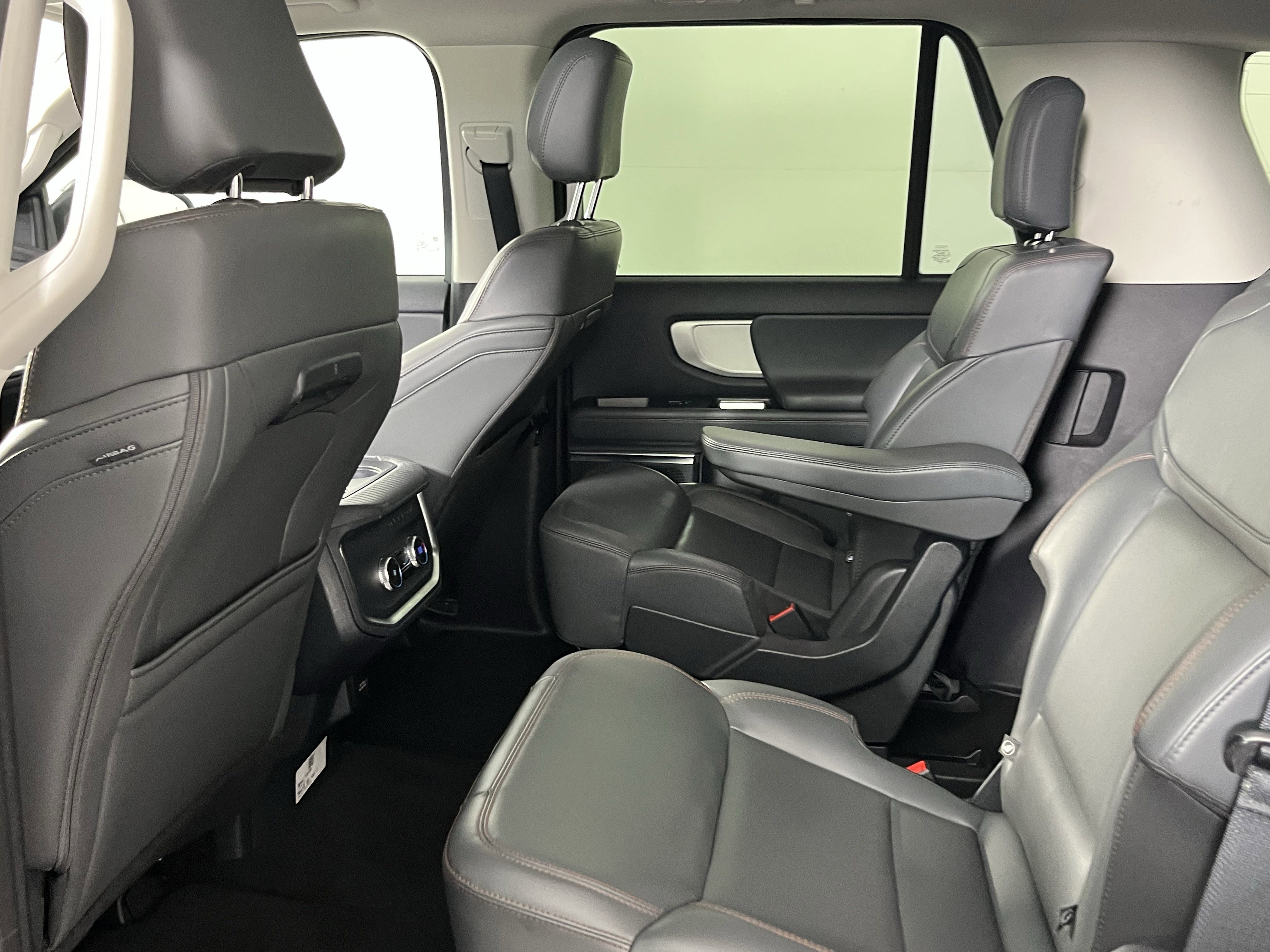 Used 2025 Ford Expedition Active image 14