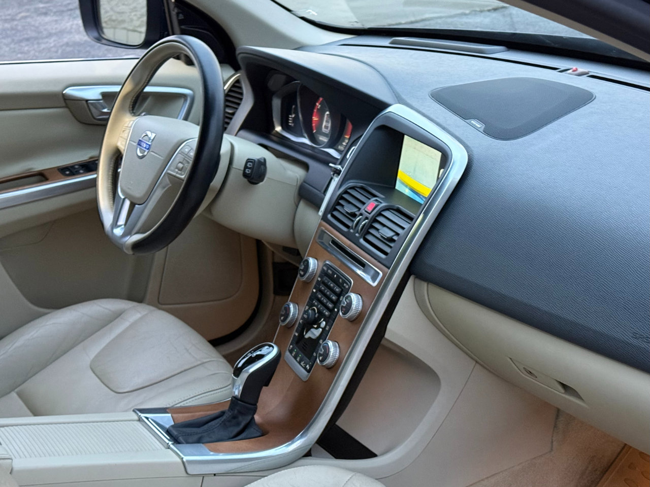 Used 2015 Volvo XC60 T5 Platinum image 18