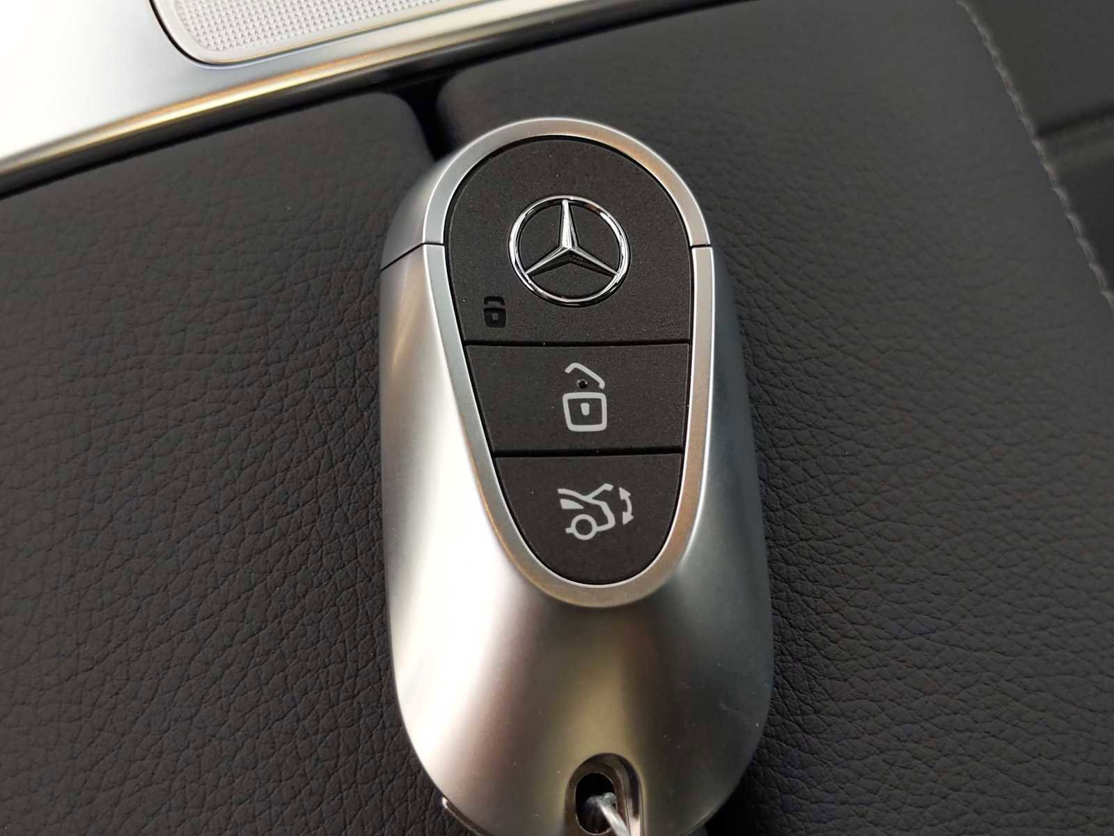 Used 2025 Mercedes-Benz GLC 300 4MATIC image 36