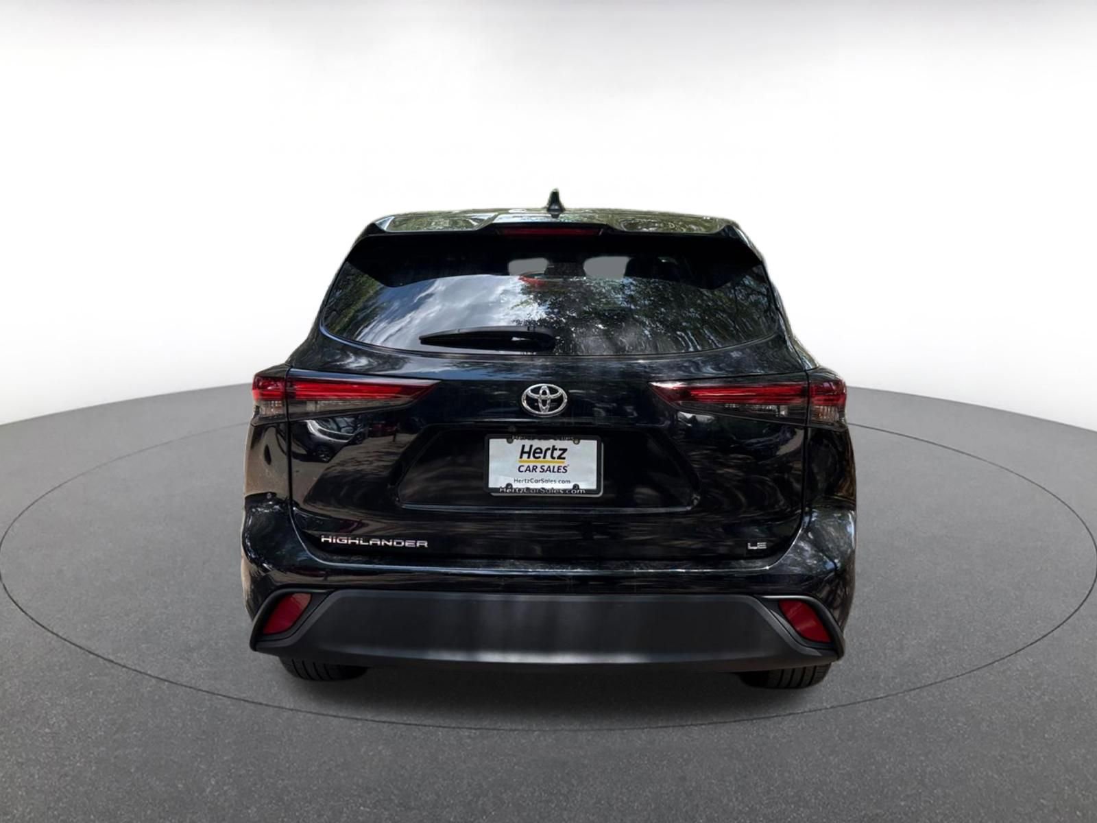 Used 2025 Toyota Highlander LE FWD image 6