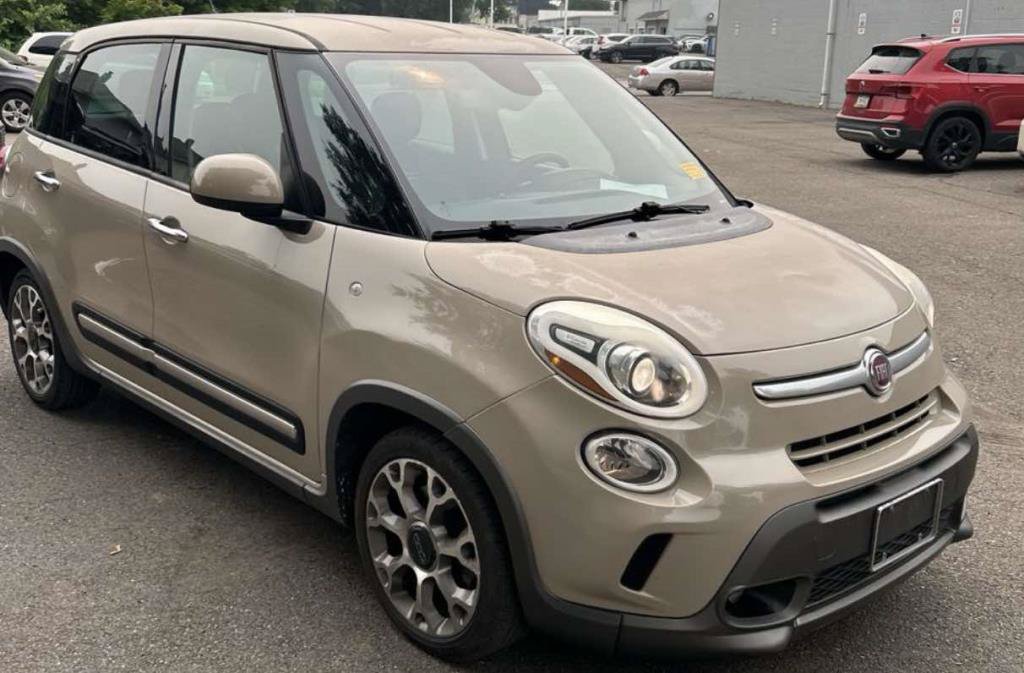 Used 2014 FIAT 500L Trekking w/ Popular Equipment Group FWD image 2