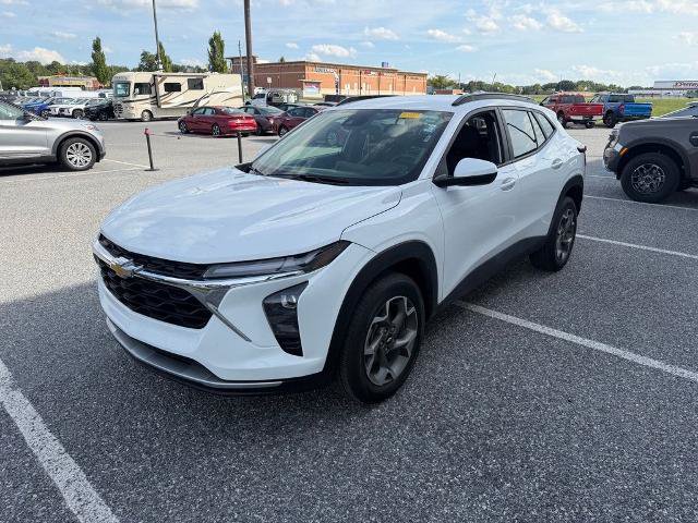 Used 2025 Chevrolet Trax LT w/ LT Convenience Package FWD image 4
