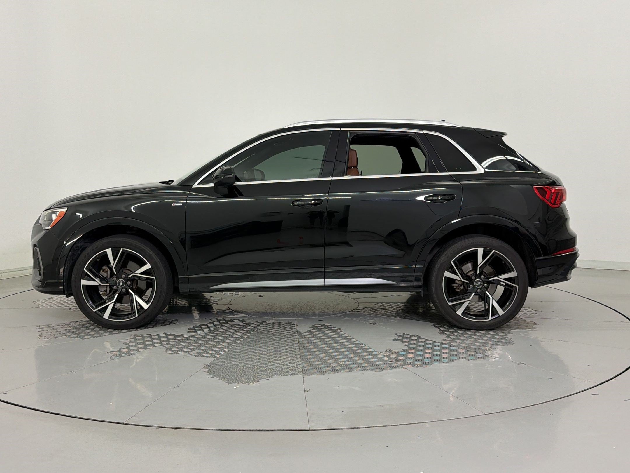 Used 2020 Audi Q3 2.0T Premium w/ Convenience Package AWD/4WD image 2