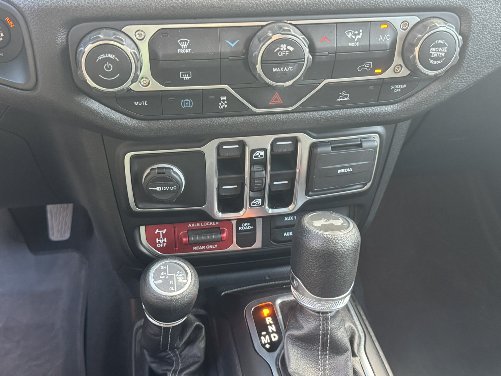 Used 2025 Jeep Wrangler Willys AWD/4WD image 28
