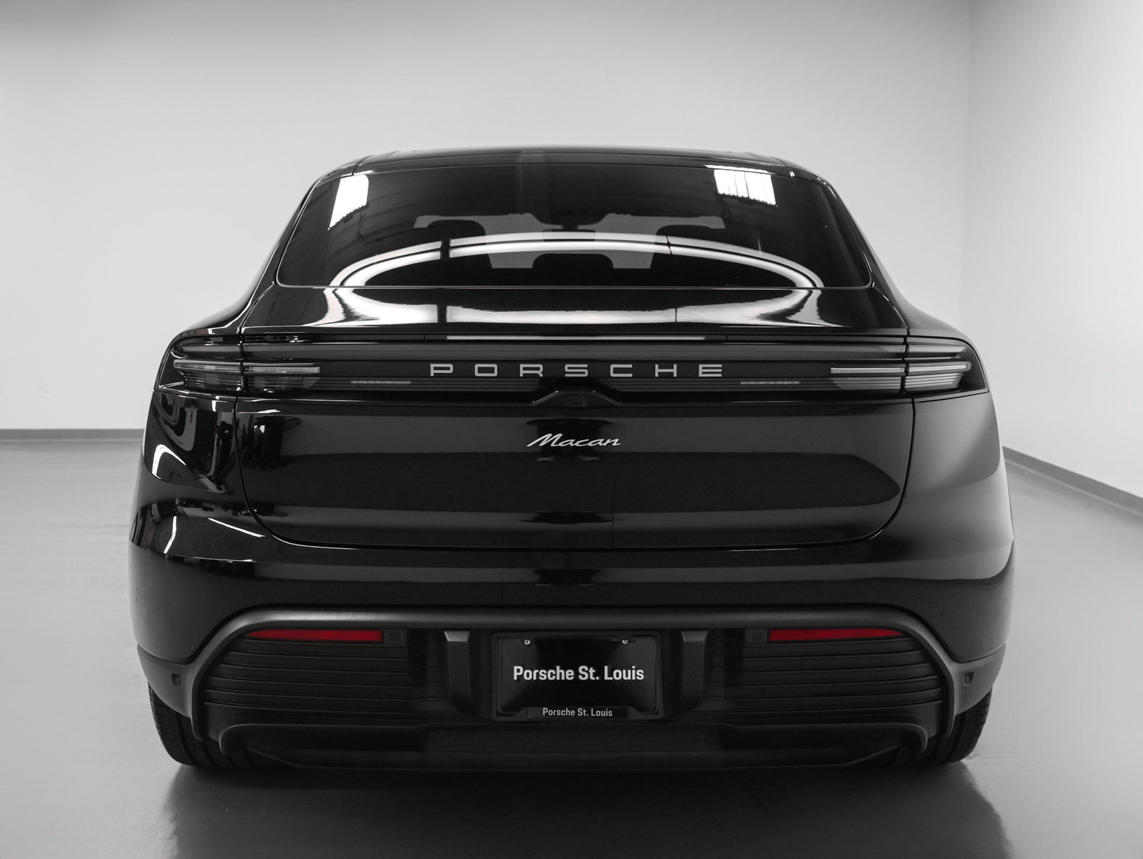 Certified 2025 Porsche Macan Electric RWD image 9