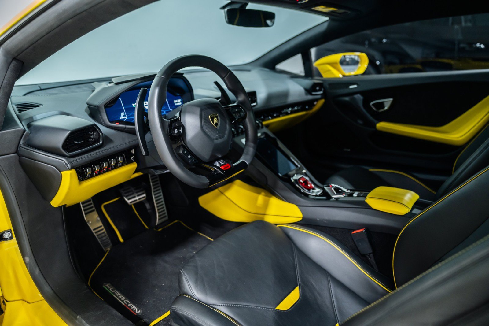 Used 2021 Lamborghini Huracan EVO RWD image 10