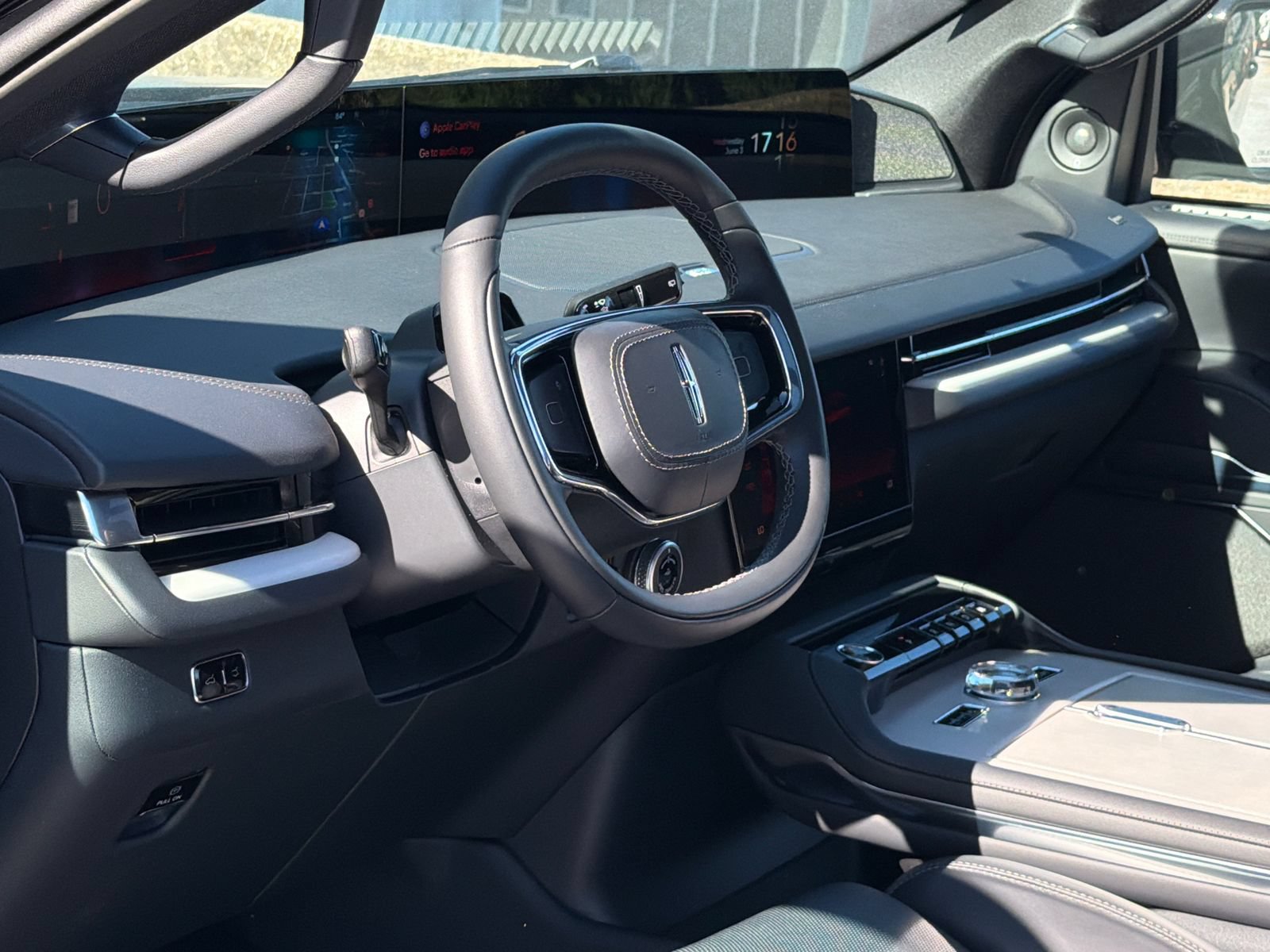 New 2026 Lincoln Navigator Reserve w/ Jet Appearance Package AWD/4WD image 16