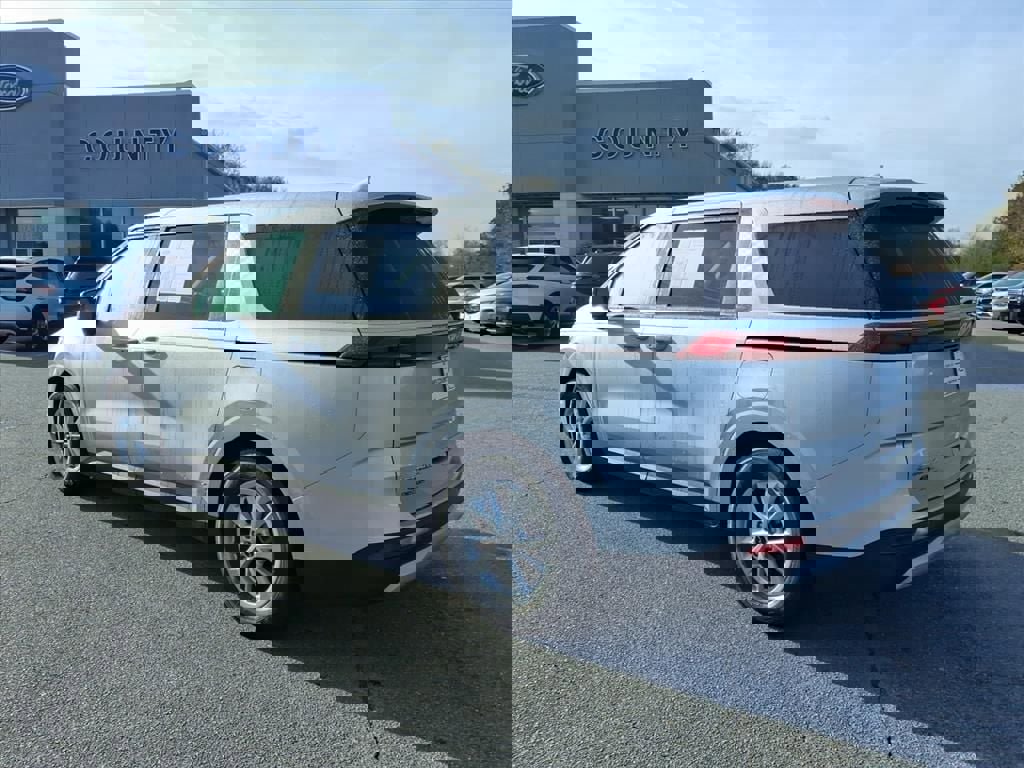 Used 2022 Kia Carnival LX image 4