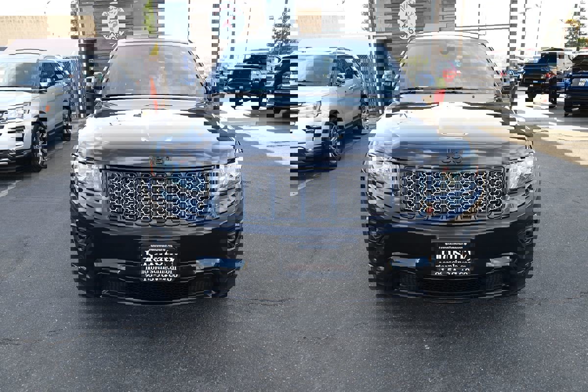 Used 2015 Jeep Grand Cherokee Altitude image 3