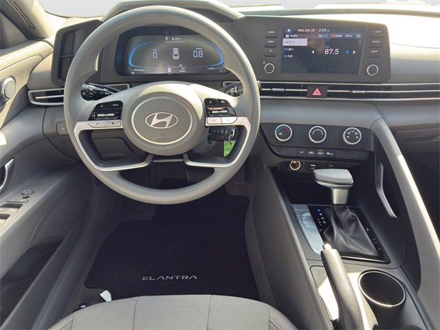Used 2025 Hyundai Elantra SE w/ Cargo Package image 15